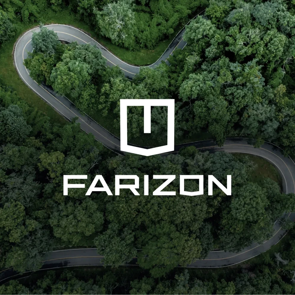 Logo Farizon met bosweg op achtergond