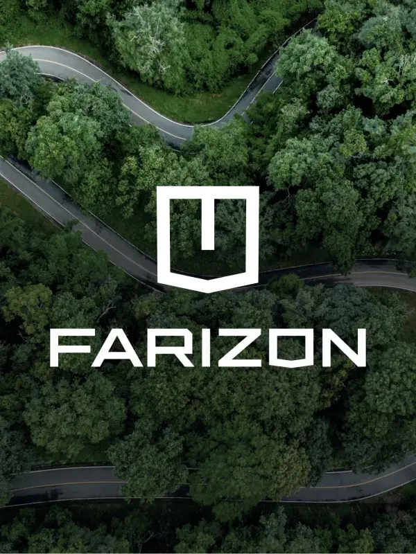 Logo Farizon met bosweg op achtergond