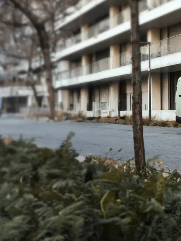 Farizon SV met appartementen op de achtergrond
