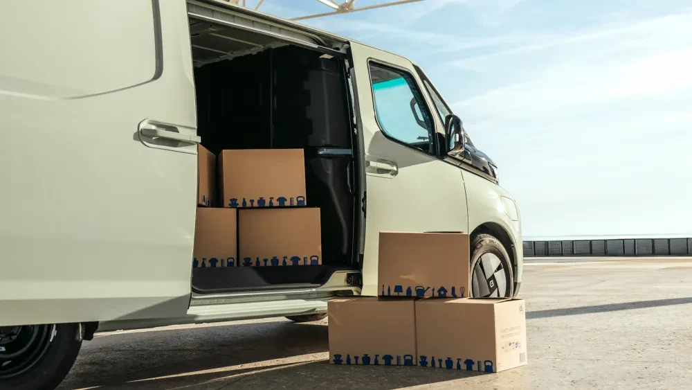 Farizon SV in loods met verhuisdozen