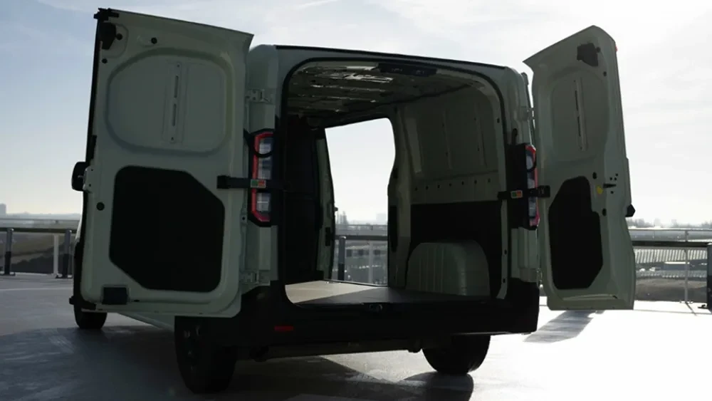 Farizon SV laadruimte met deuren open op parkeerplaats