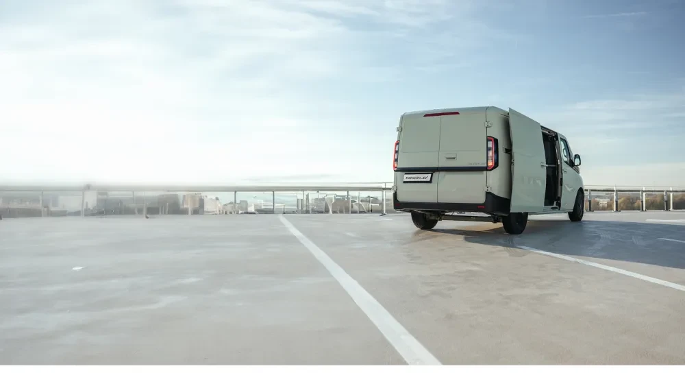 Achterkant Farizon Sv op parkeerplaats