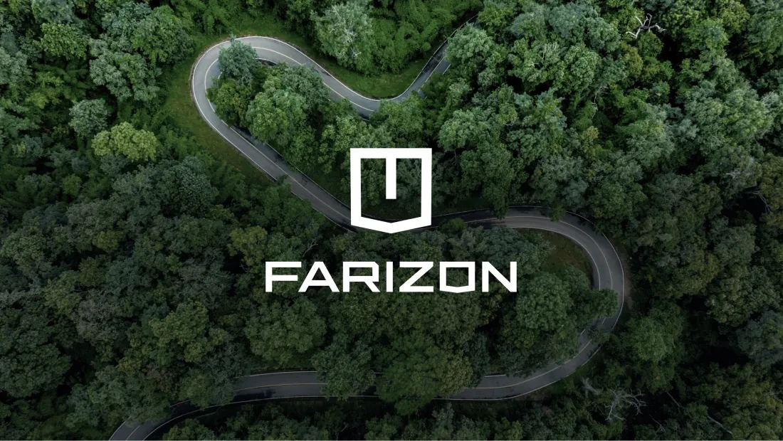 Logo Farizon met bosweg op achtergond